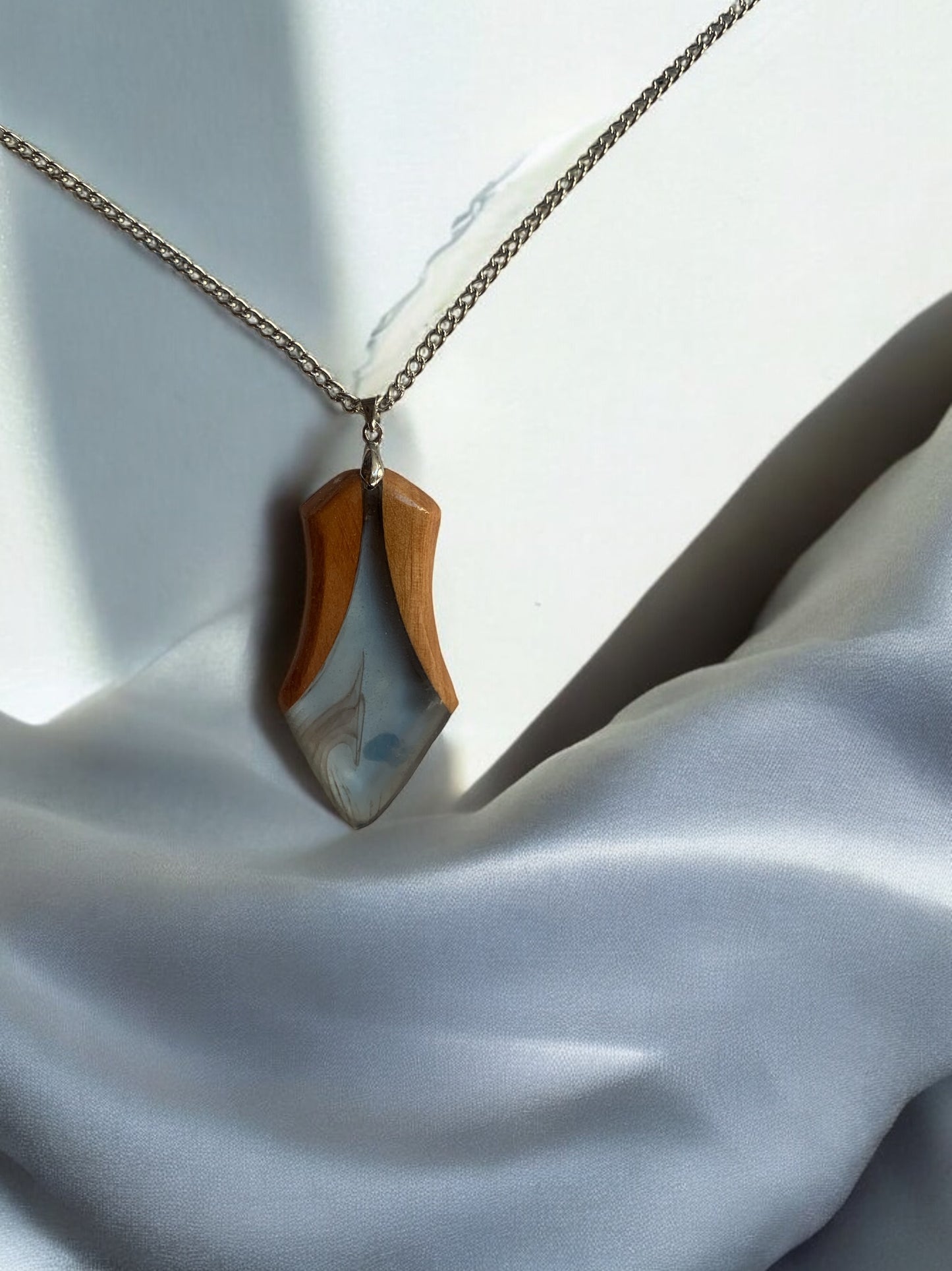 Sublimez votre style avec nos colliers faits main !