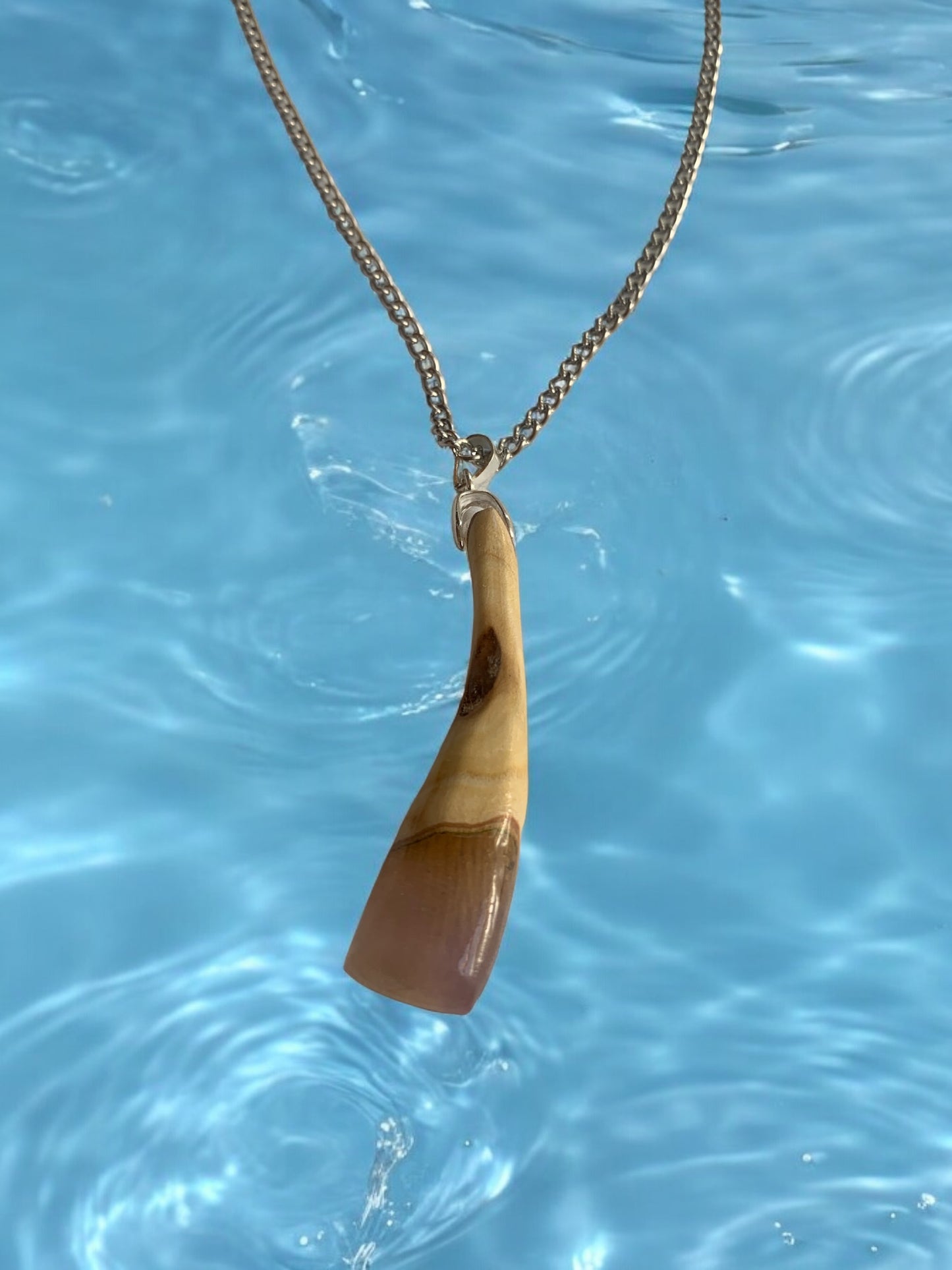 Collier en Résine et Bois Élégance Nocturne