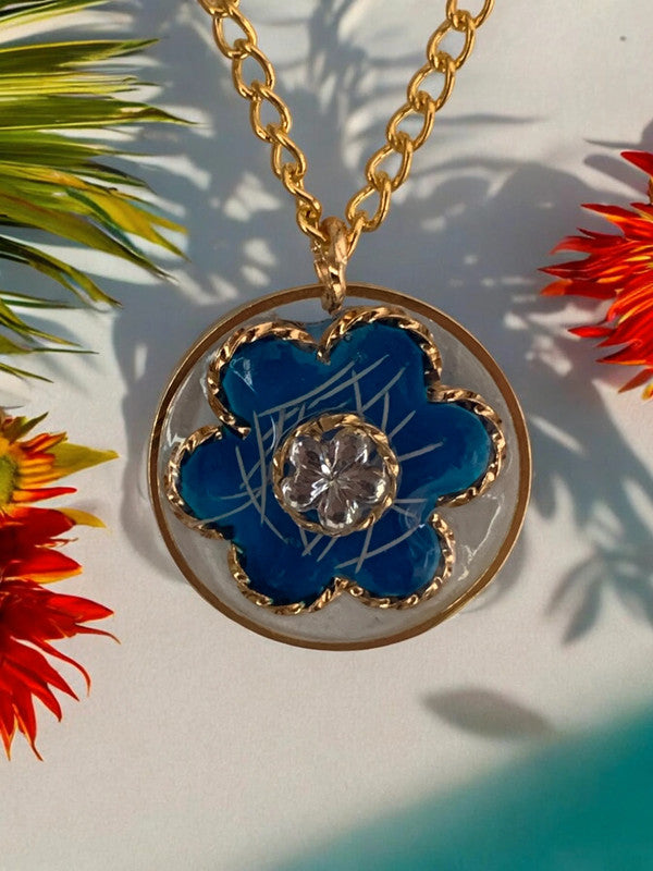 Collier "Fleur Azur" – Élégance Dorée et Pendentif Délicat