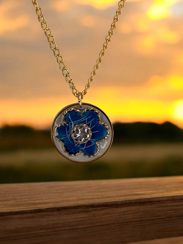 Collier "Fleur Azur" – Élégance Dorée et Pendentif Délicat