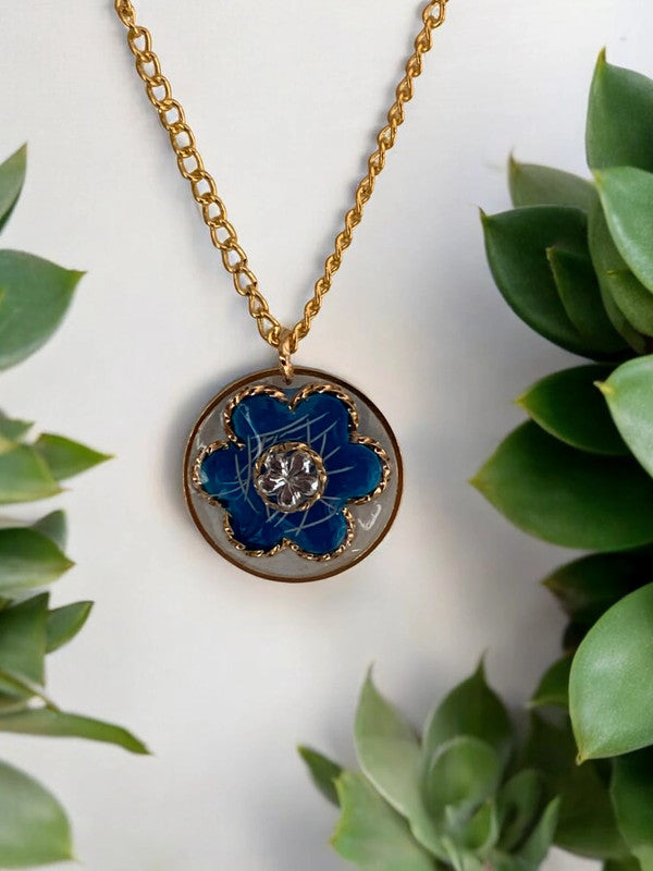 Collier "Fleur Azur" – Élégance Dorée et Pendentif Délicat
