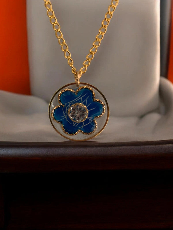 Collier "Fleur Azur" – Élégance Dorée et Pendentif Délicat