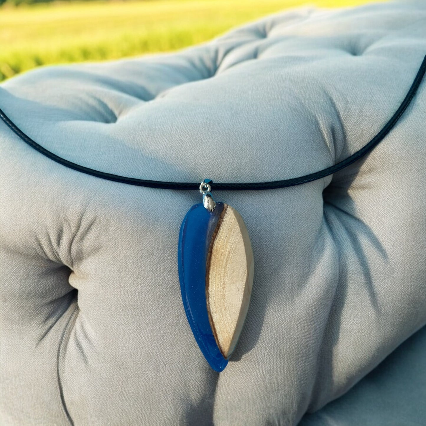 Collier Fait Main 'Océan Encapsulé' en Bois et Résine