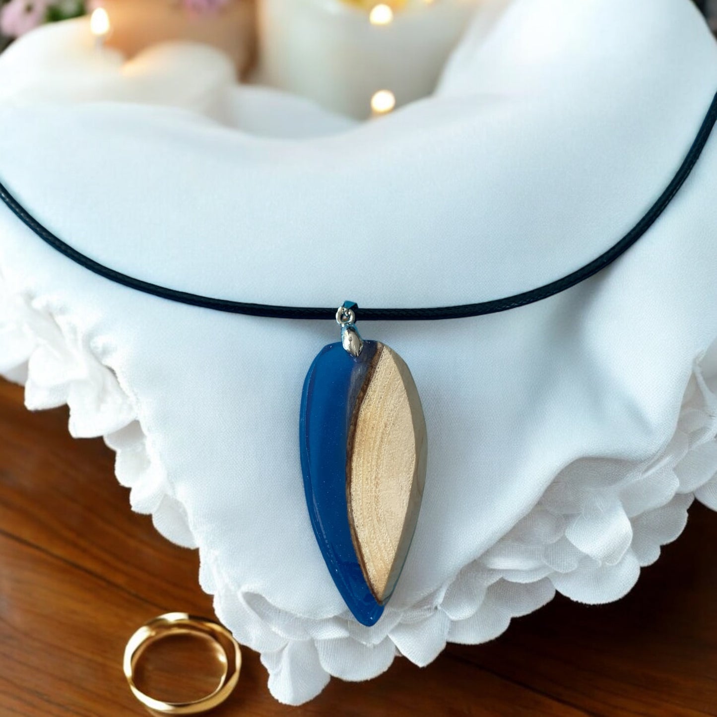 Collier Fait Main 'Océan Encapsulé' en Bois et Résine