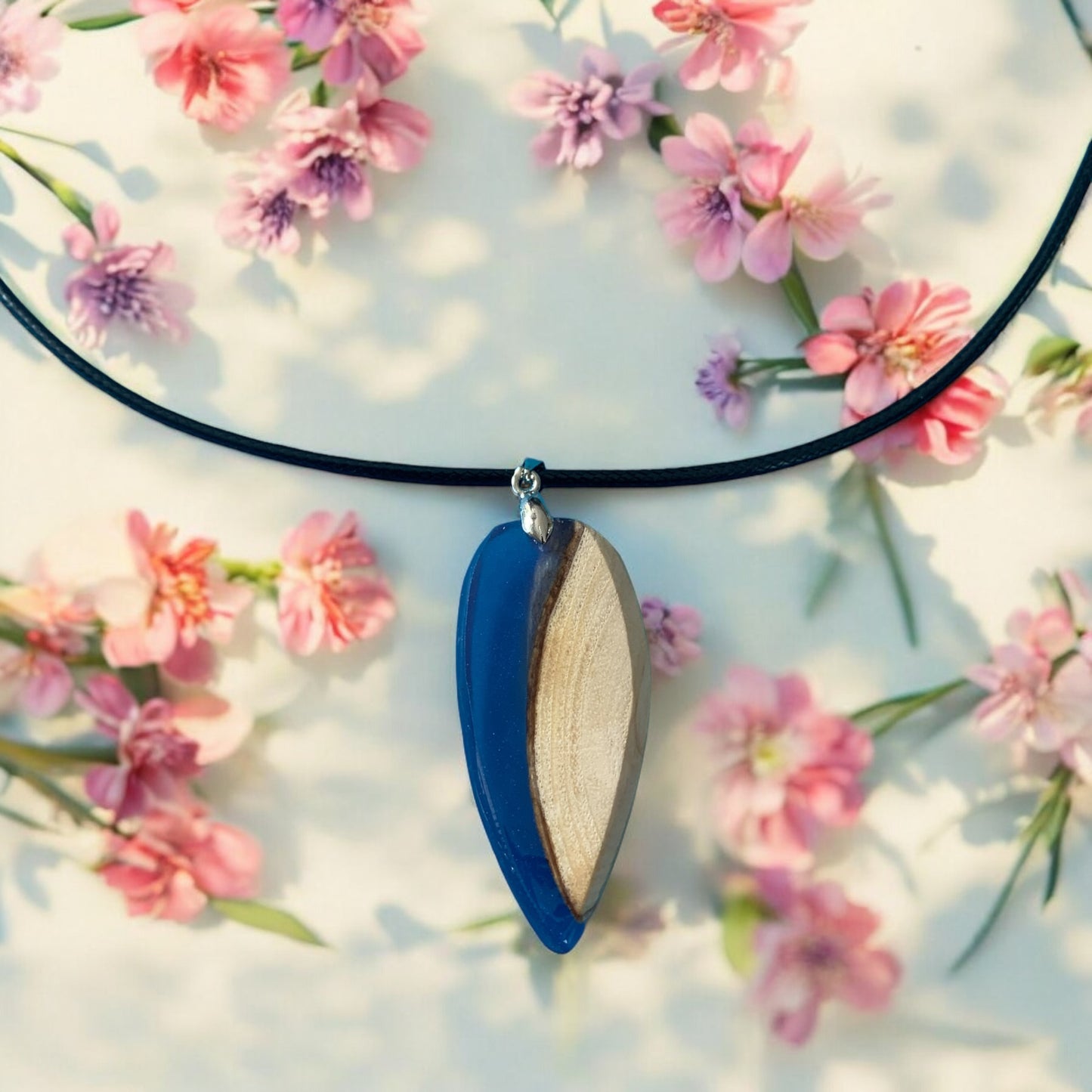 Collier Fait Main 'Océan Encapsulé' en Bois et Résine