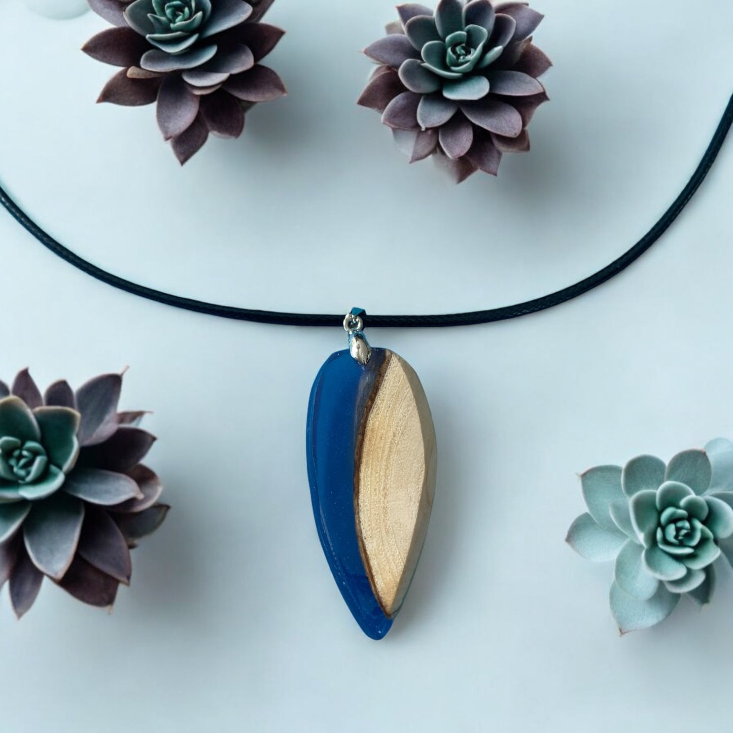 Collier Fait Main 'Océan Encapsulé' en Bois et Résine