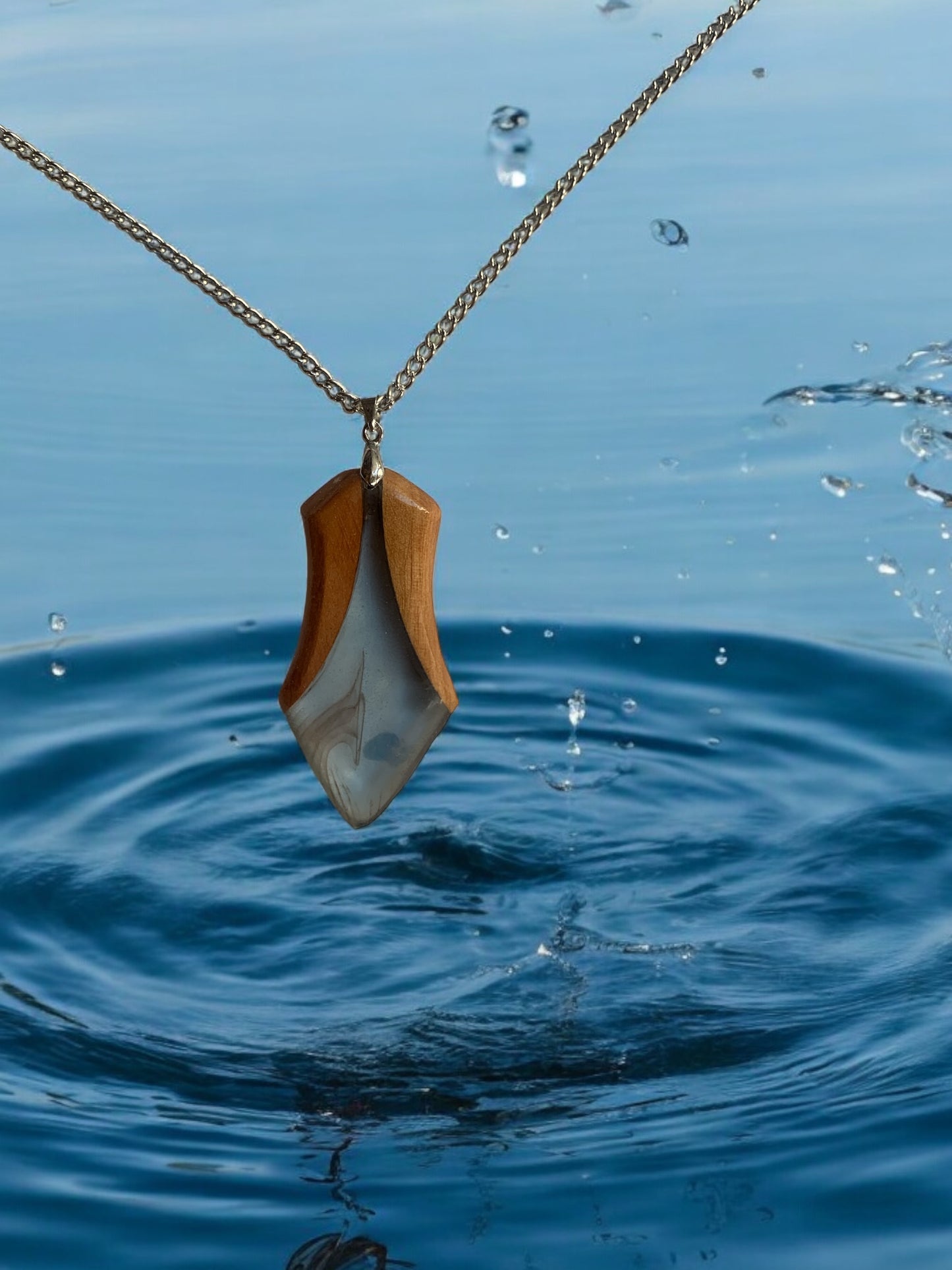 Sublimez votre style avec nos colliers faits main !