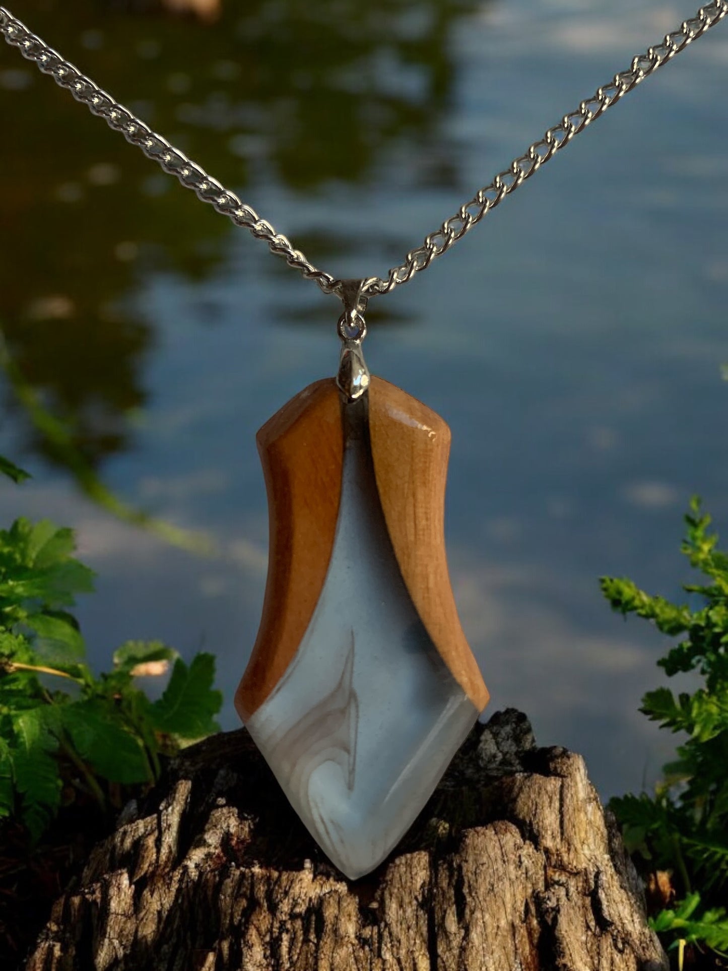 Sublimez votre style avec nos colliers faits main !