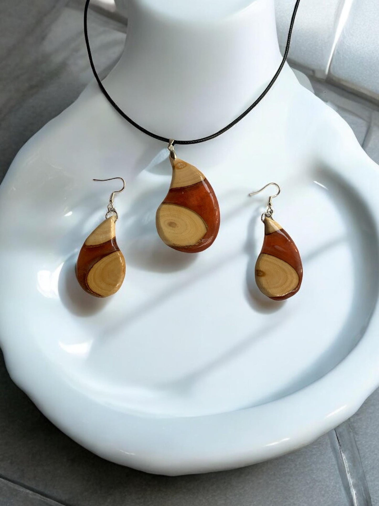 Bijoux en Bois et Résine, Faits Main avec Passion.