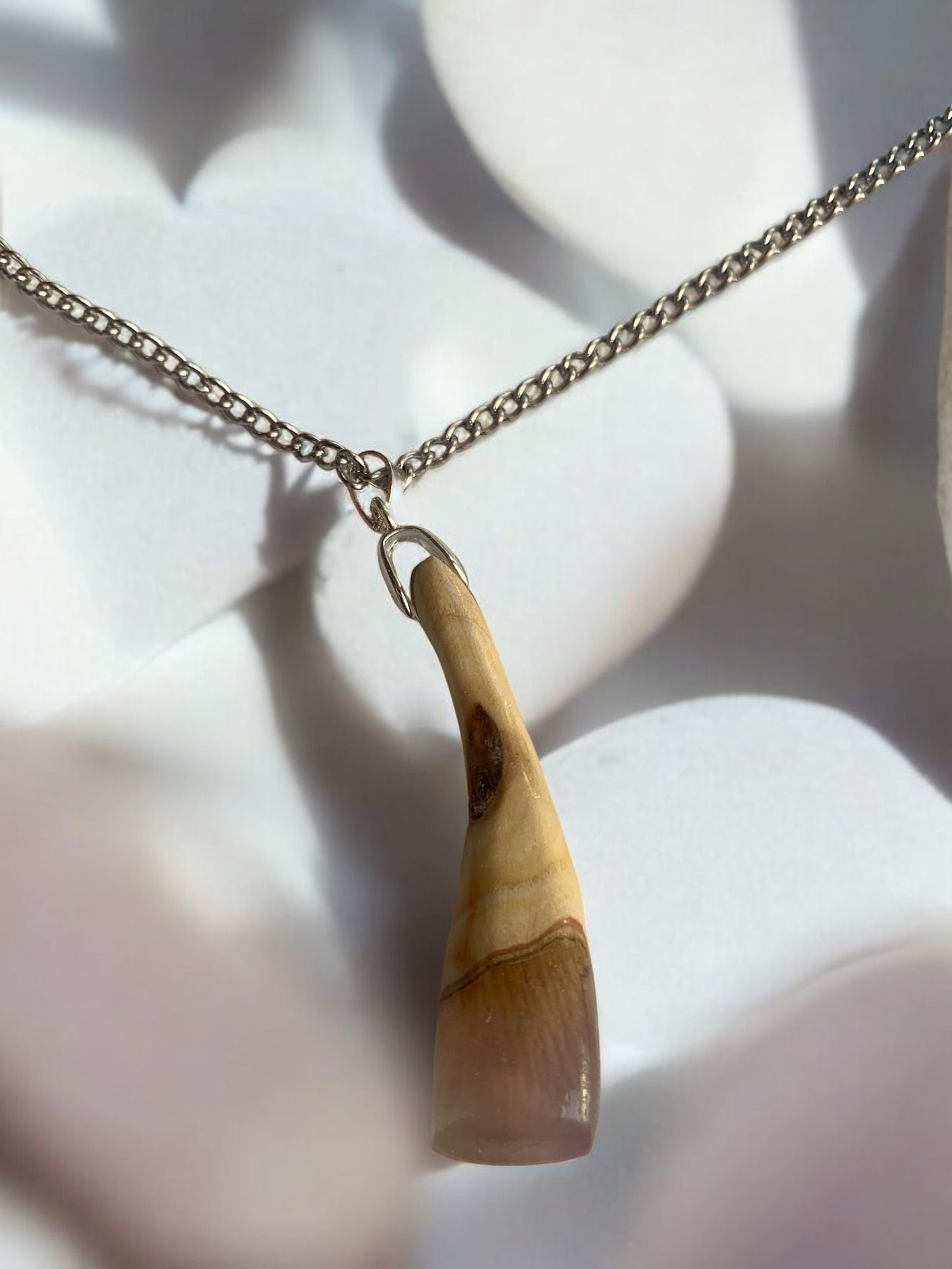 Collier en Résine et Bois Élégance Nocturne