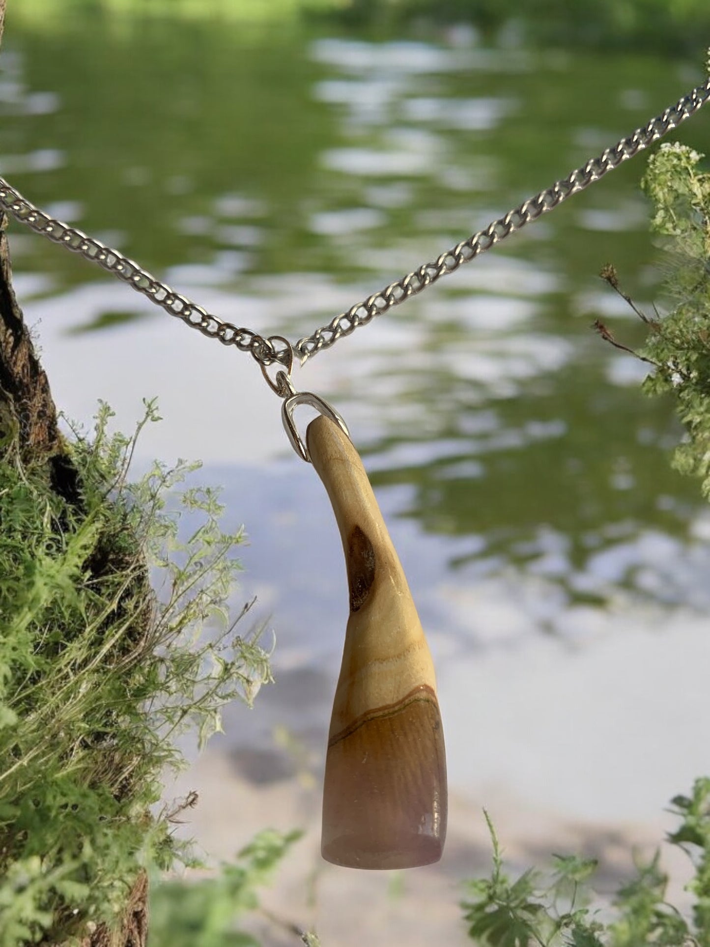 Collier en Résine et Bois Élégance Nocturne