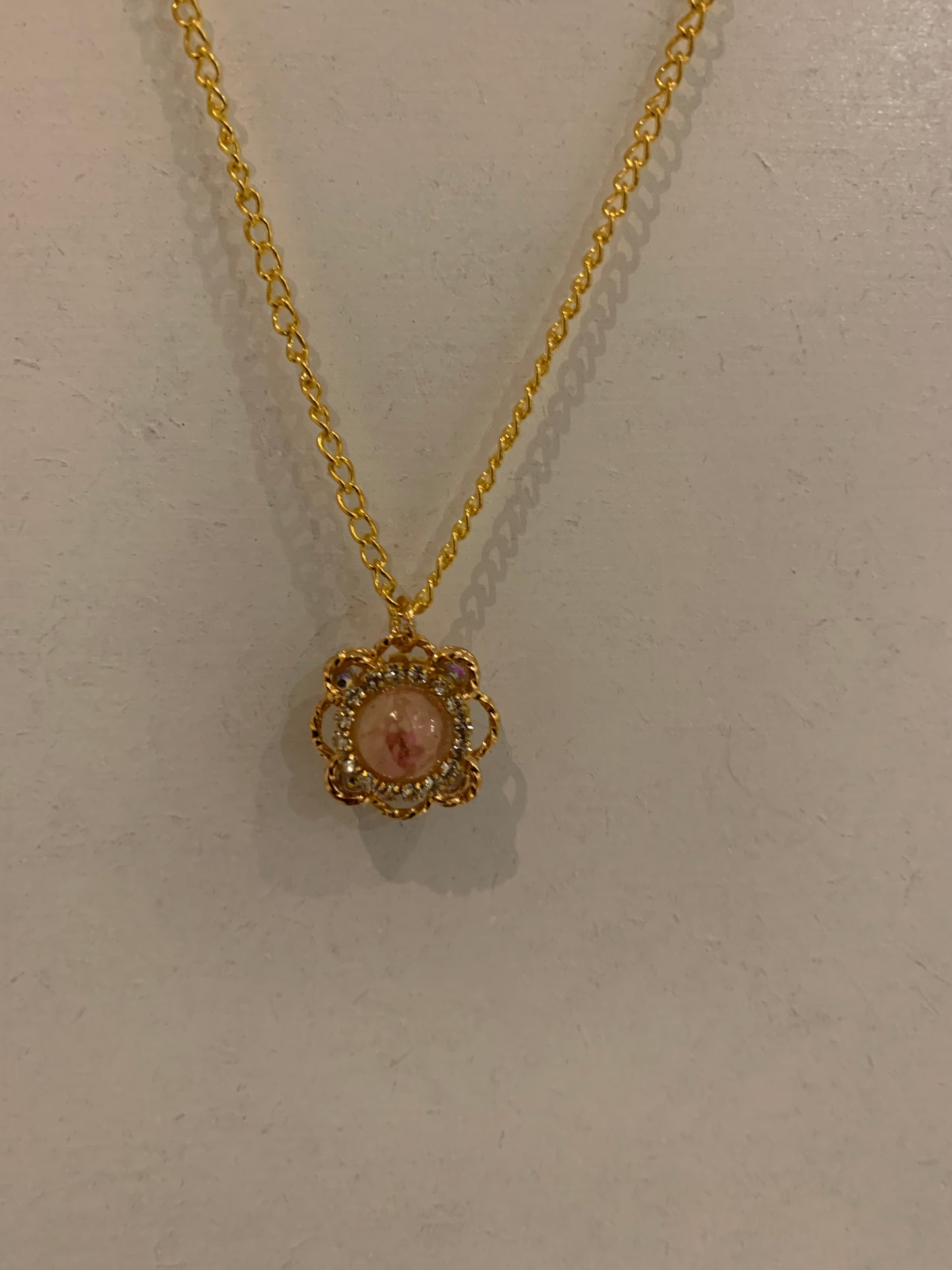 Collier Fait Main – Doré avec Pierre Rose Unique