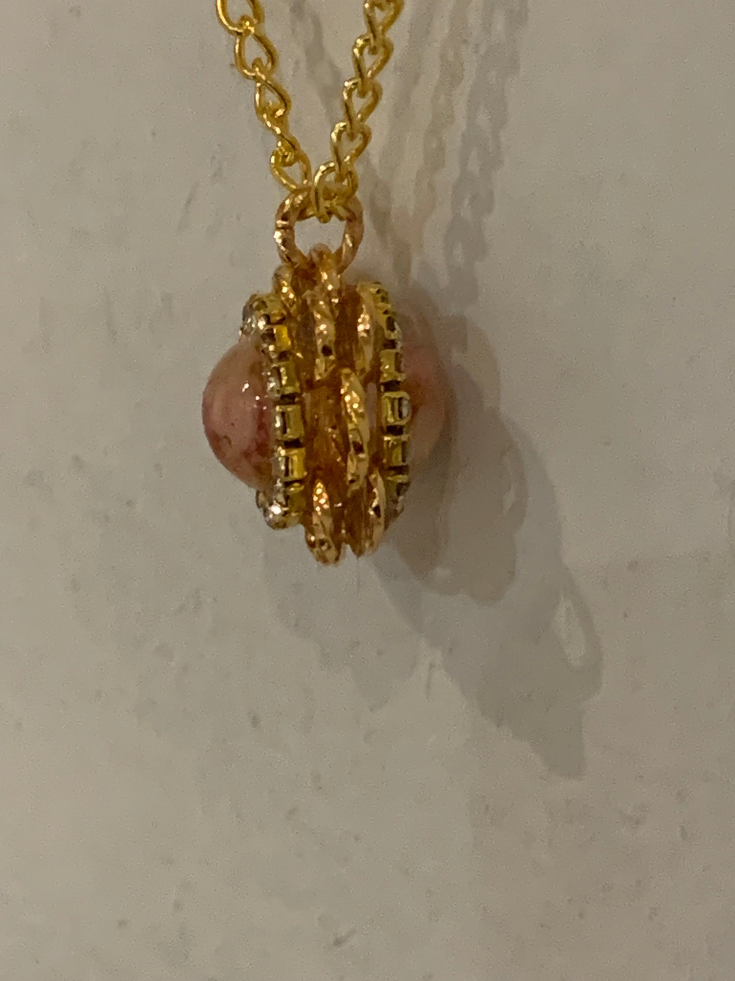 Collier Fait Main – Doré avec Pierre Rose Unique