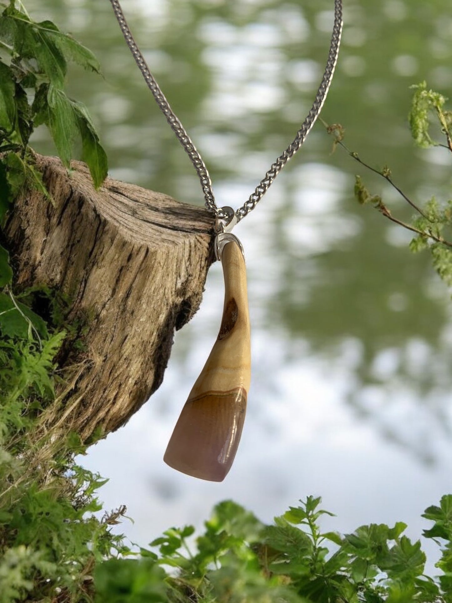 Collier en Résine et Bois Élégance Nocturne