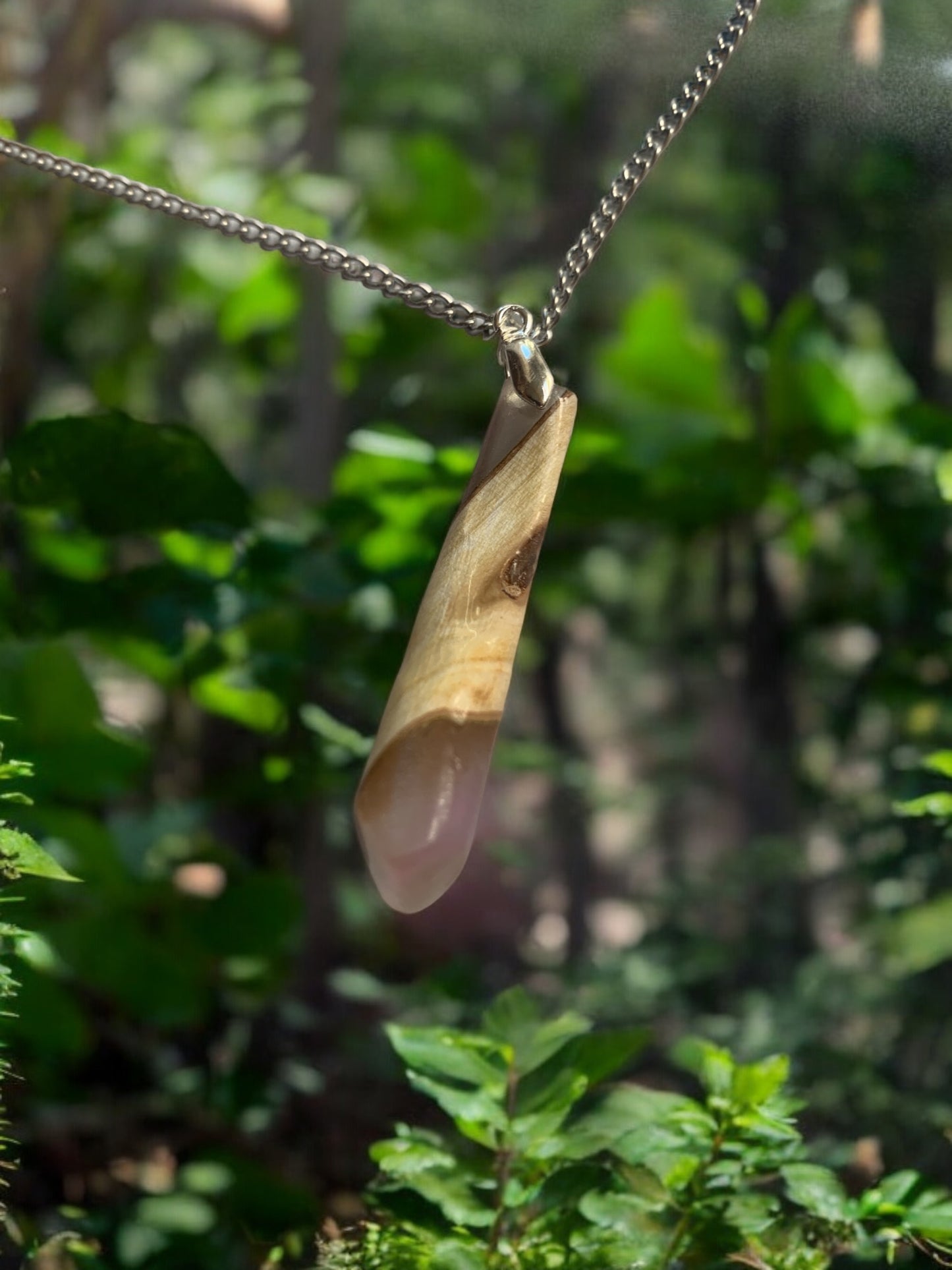 Collier en Résine et Bois Élégance Nocturne