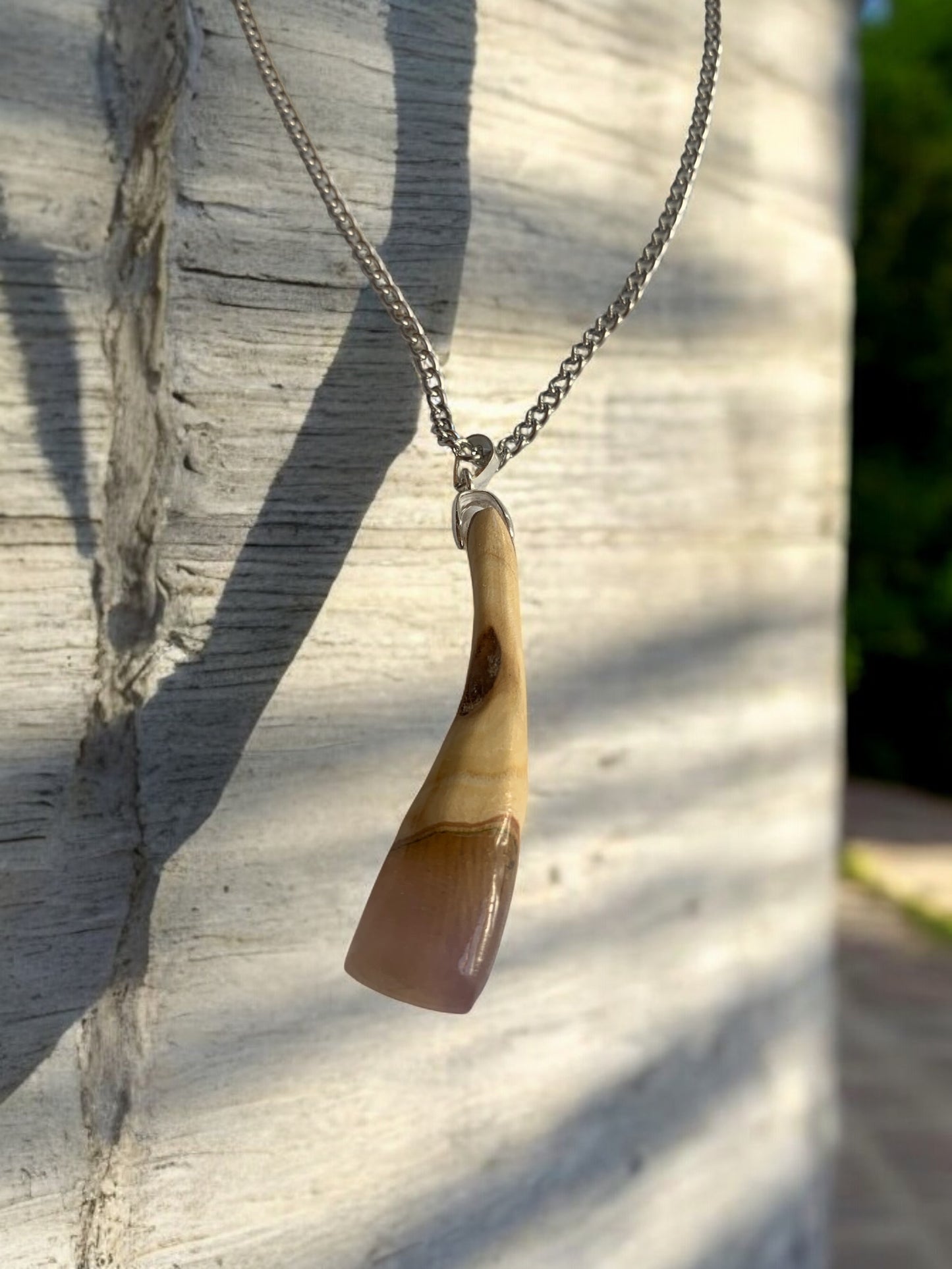 Collier en Résine et Bois Élégance Nocturne