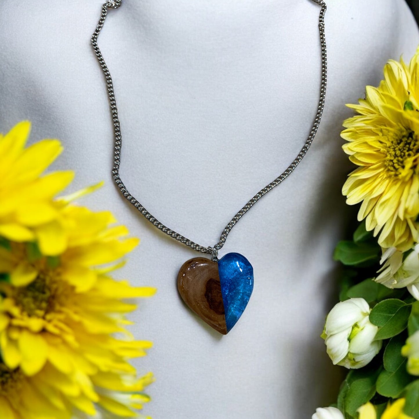 Collier Cœur en Bois et Résine | Création Artisanale et Unique